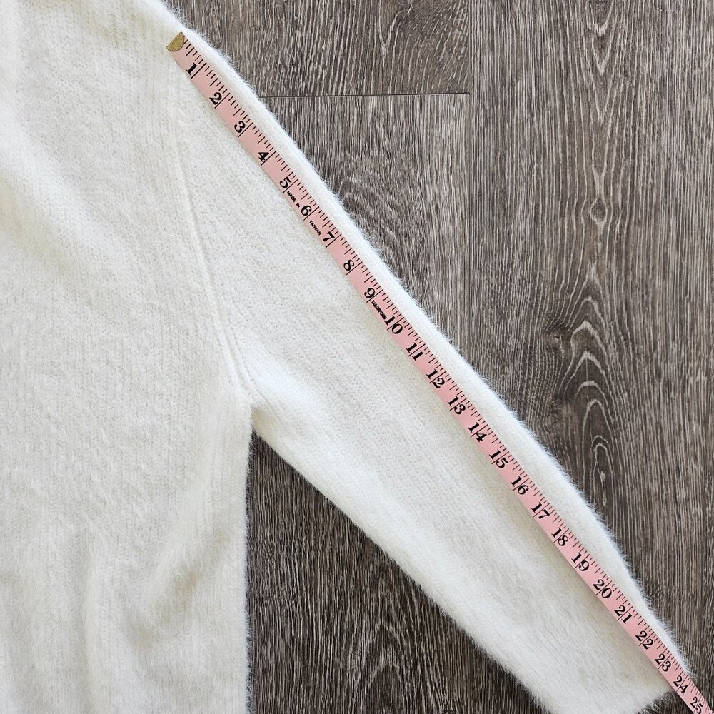 H&M Cream Fuzzy Knit Cardigan M Soft Cozy V-Neck Button - Picture 8 of 8